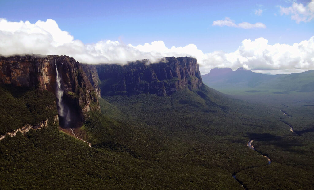 Angel Falls, Canaima National Park, Venezuela. Photo by Heribert Dezeo. License: Attribution-ShareAlike 3.0 Unported (CC BY-SA 3.0)