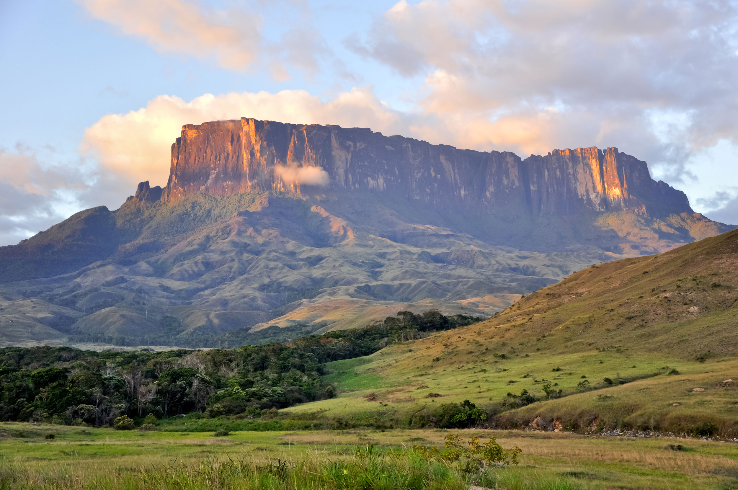 Kukenan Tepuy in Gran Sabana National Park, Venezuela, at sunset. Photo by Paolo Costa Baldi. License: GFDL/CC-BY-SA 3.0